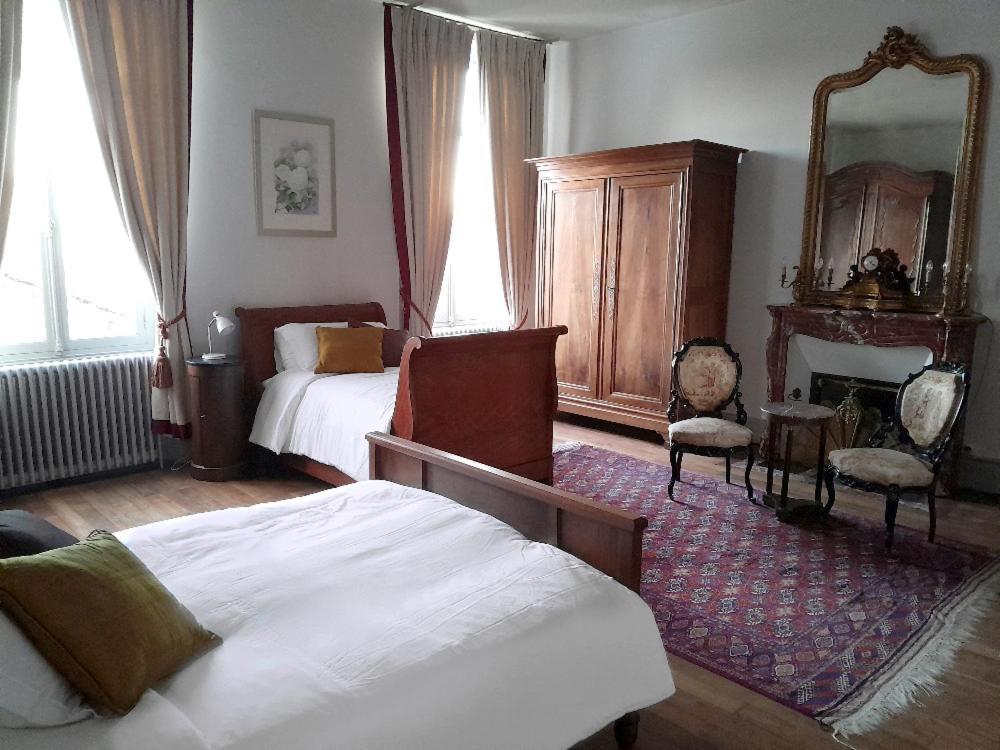 Chambres D'Hotes Montbron Luchapt Exteriör bild